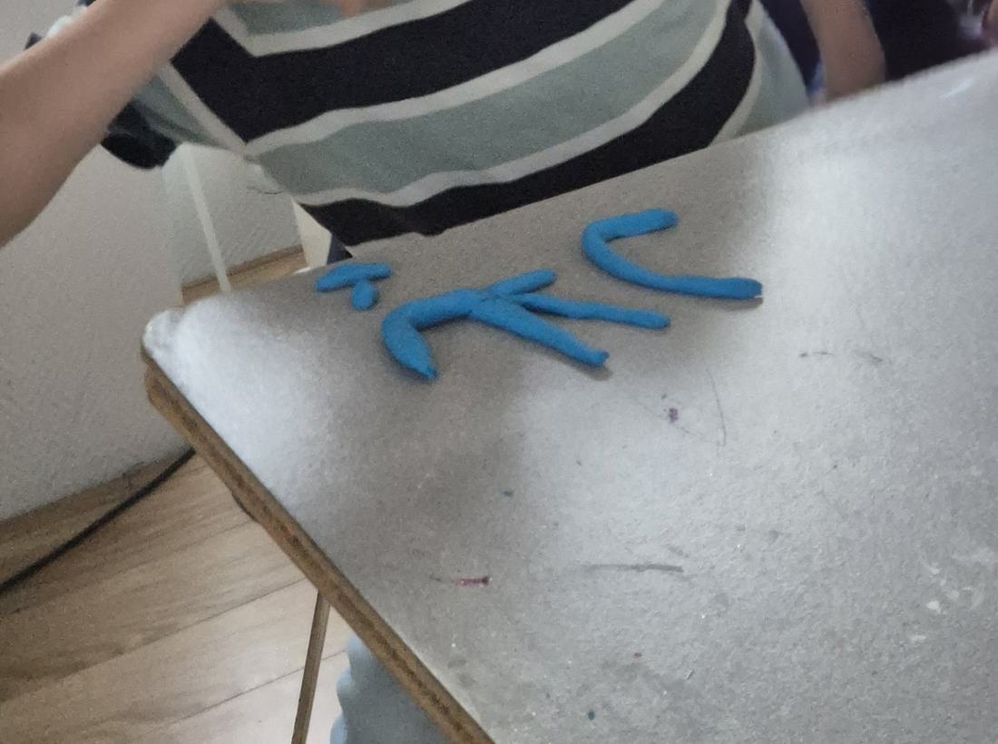 Lettres arabes en pâte à modeler bleue