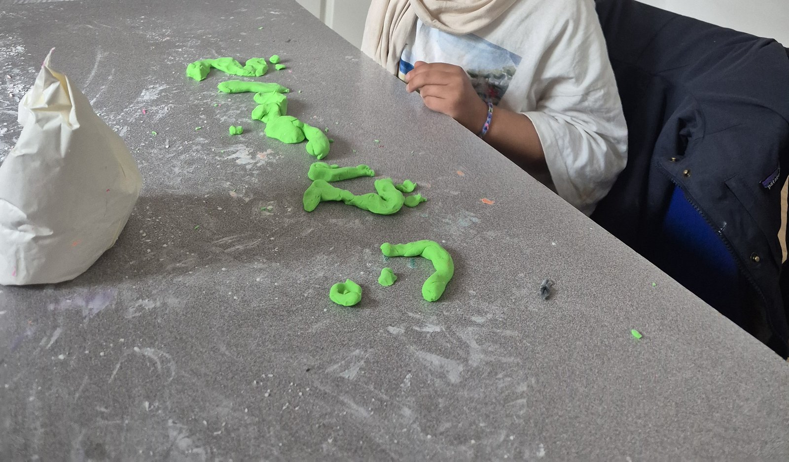 Mot en lettres arabes façonnées en pâte à modeler verte